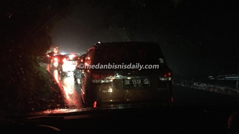 20190902 210738 jalur medanbrastagi lumpuh total ada longsor di km 33 sembahe