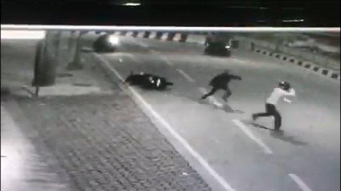 aksi begal rampas sepeda motor