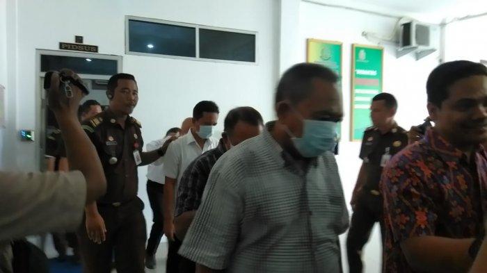 kelima tersangka ketika digiring dan hendak dimasukkan ke dalam mobil