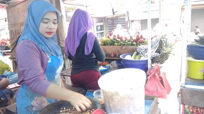 sedang menyiapkan bumbu rujak